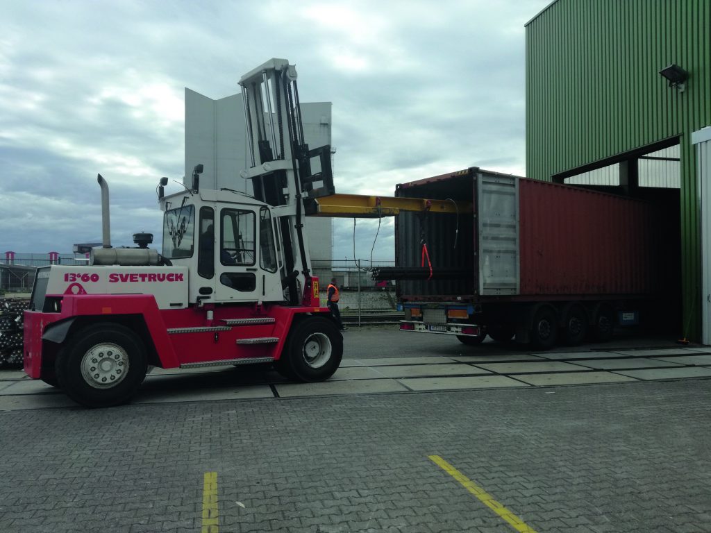 Verladung von Stückgut im Hafen von Neuss in einen LKW.